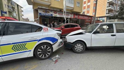 Yayaya yol veren polis aracına Tofaş otomobil arkadan çarptı