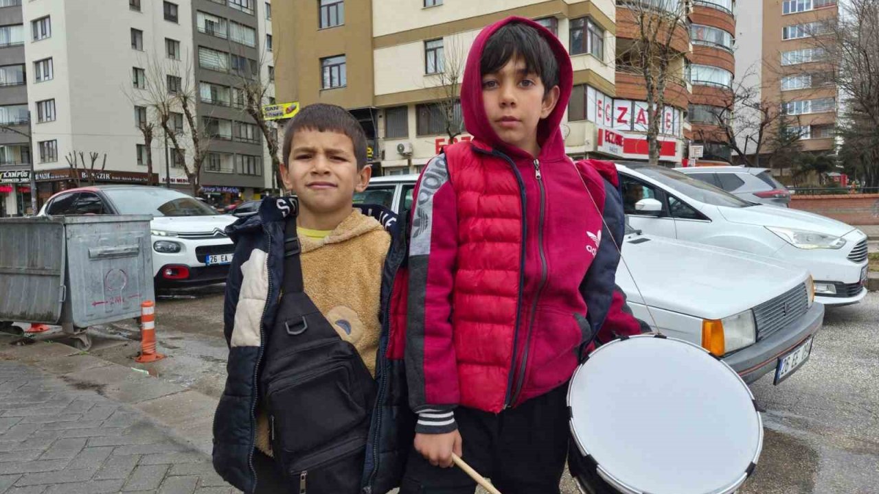 Yeğeniyle birlikte bayram harçlığı toplayan küçük davulcu