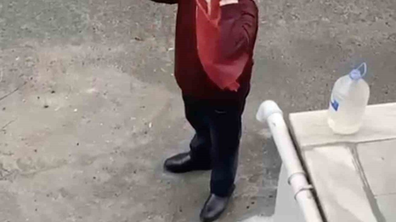 Yerde gördü, öperek yerine astı: İzleyenler duygulandı