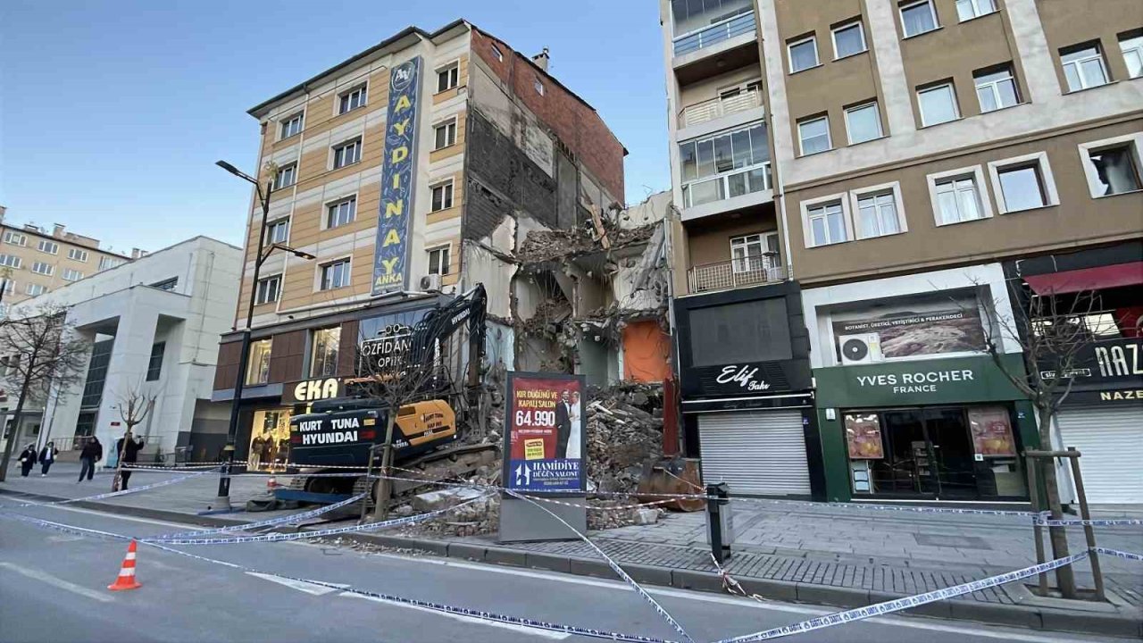 Yıkım sırasında bitişikteki bina hasar gördü, 21 daireli bina tahliye edildi