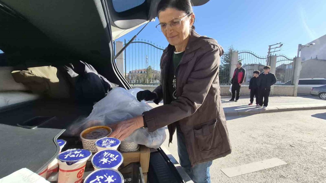 Yıllarca öğrenci yetiştiren öğretmen emekliliğinde de topluma katkı sağlıyor