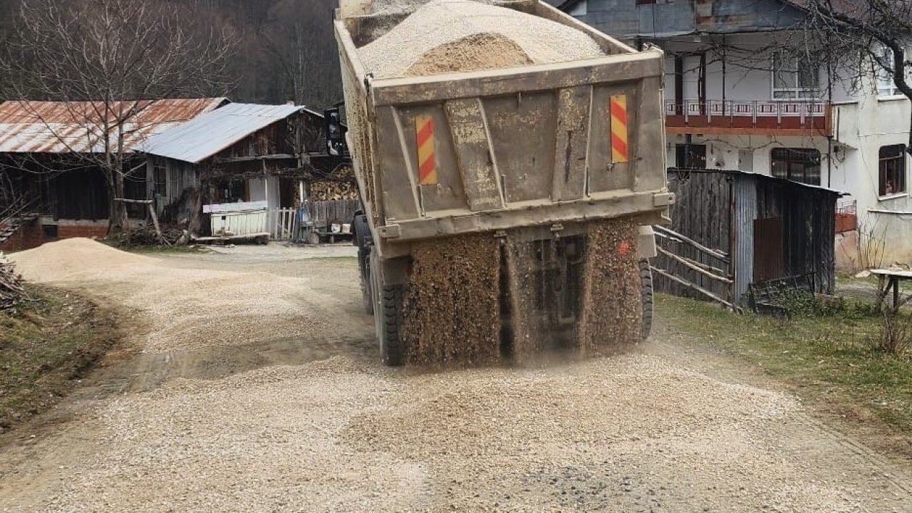 Yol bakım çalışmaları sürüyor
