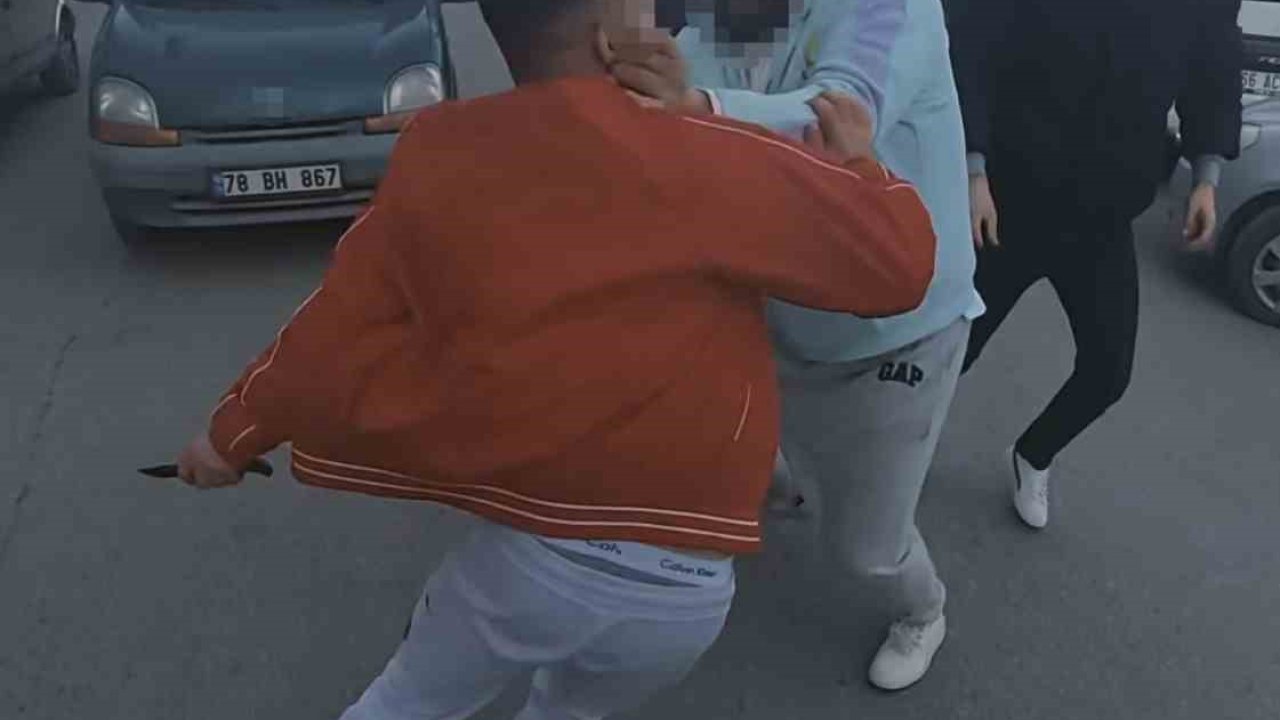 Yol verme kavgasında bıçak çeken adamı vatandaşlar engelledi
