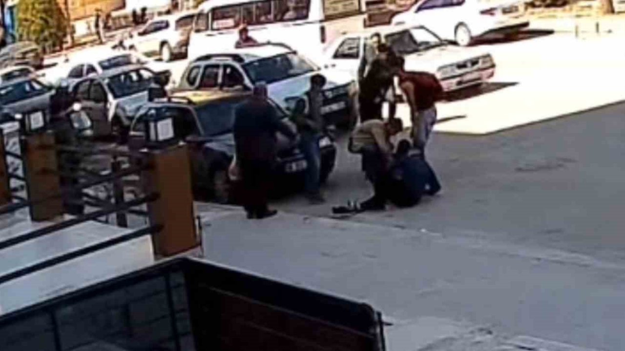 Yola fırlayan çocuklar otomobile çarptı