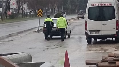 Yolda kalan araç sürücüsüne polislerden yardım