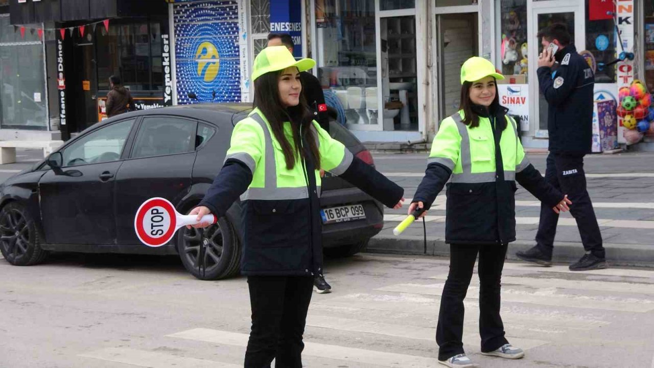 Yozgat’ta öğrenciler trafiğe yön verdi