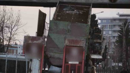 Yüksek yüklü tır üst geçitten geçemedi