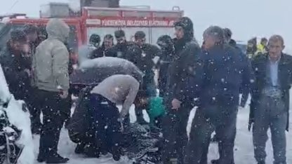 Yüksekova’da kamyonetler çarpıştı: 8 yaralı