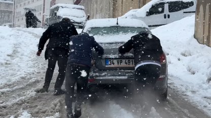 Yüksekova’da kar yağışı etkisini arttırdı, araçlar rampada mahsur kaldı