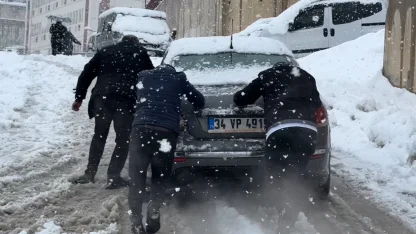 Yüksekova’da kar yağışı etkisini arttırdı, araçlar rampada mahsur kaldı