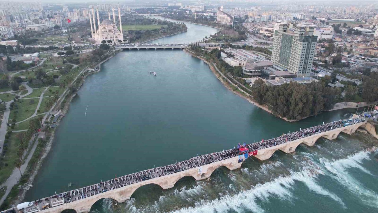 Yüreğir Belediyesi tarihi Taşköprü’de halk iftarı düzenledi
