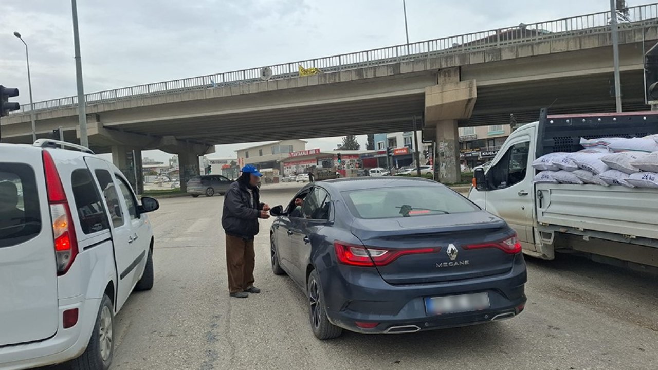 Zabıta operasyonuyla yakalanan dilencilerin üzerinde 4 bin TL’yi bulan para ele geçirildi