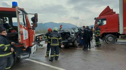 Zonguldak’ta aracıyla kamyona çarpan polis sürücü ağır yaralandı