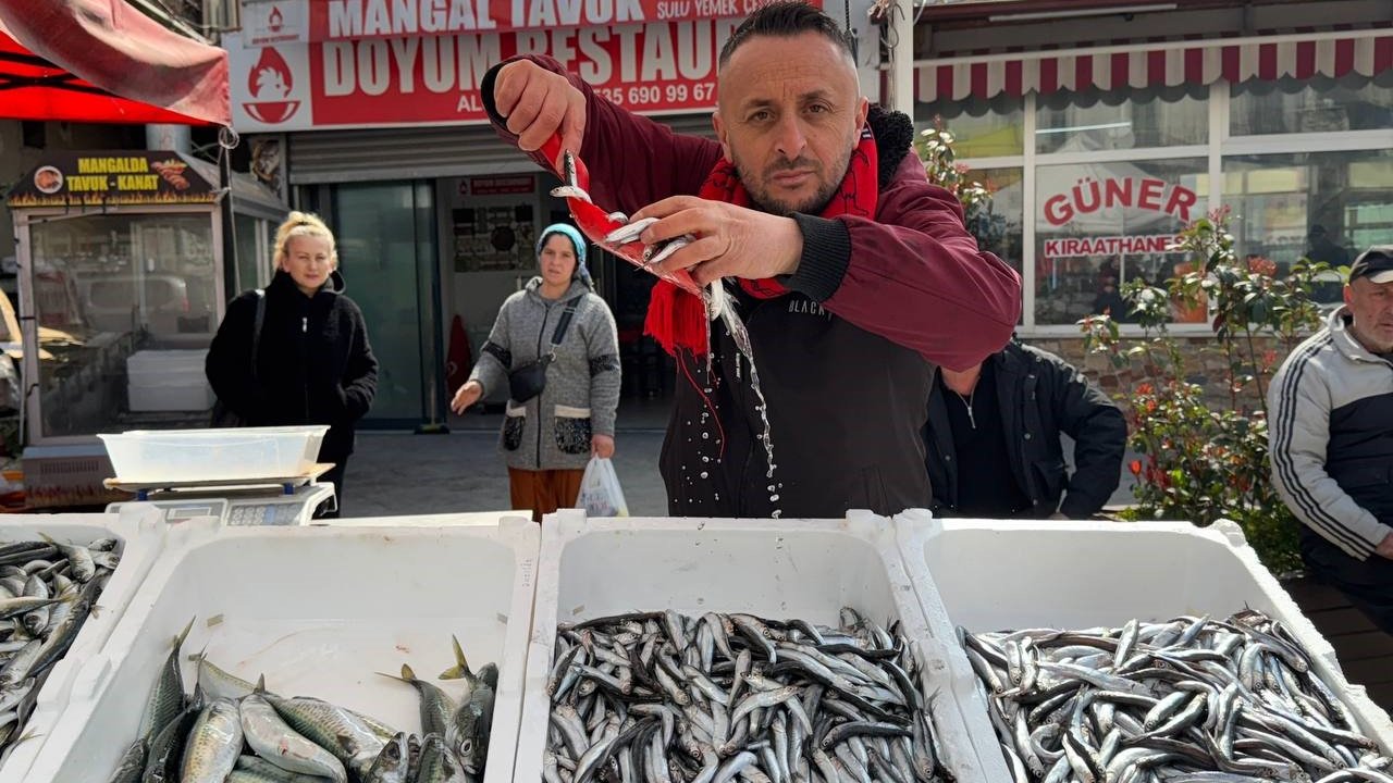 Zonguldak’ta balık tezgahlarında Ramazan mesaisi; hamsi 100 liradan satılıyor