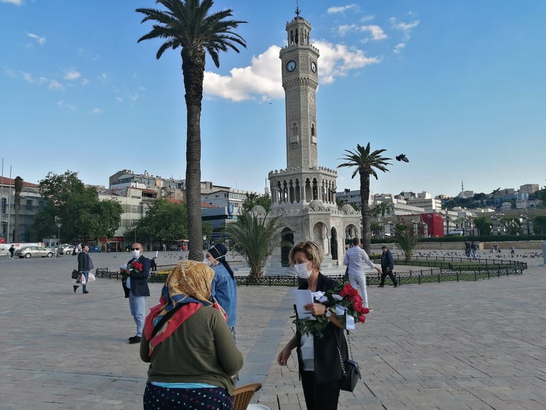 Gelecek Partisi'nden maskeli anneler günü hediyesi