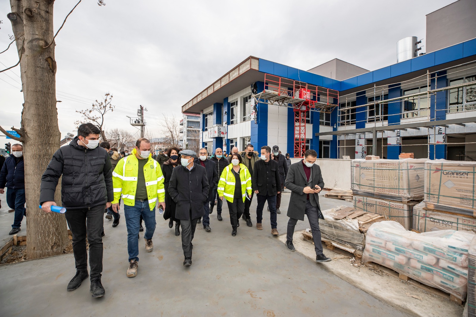 Soyer çifti pazar alışverişini Bayındır üreticisinden yaptı