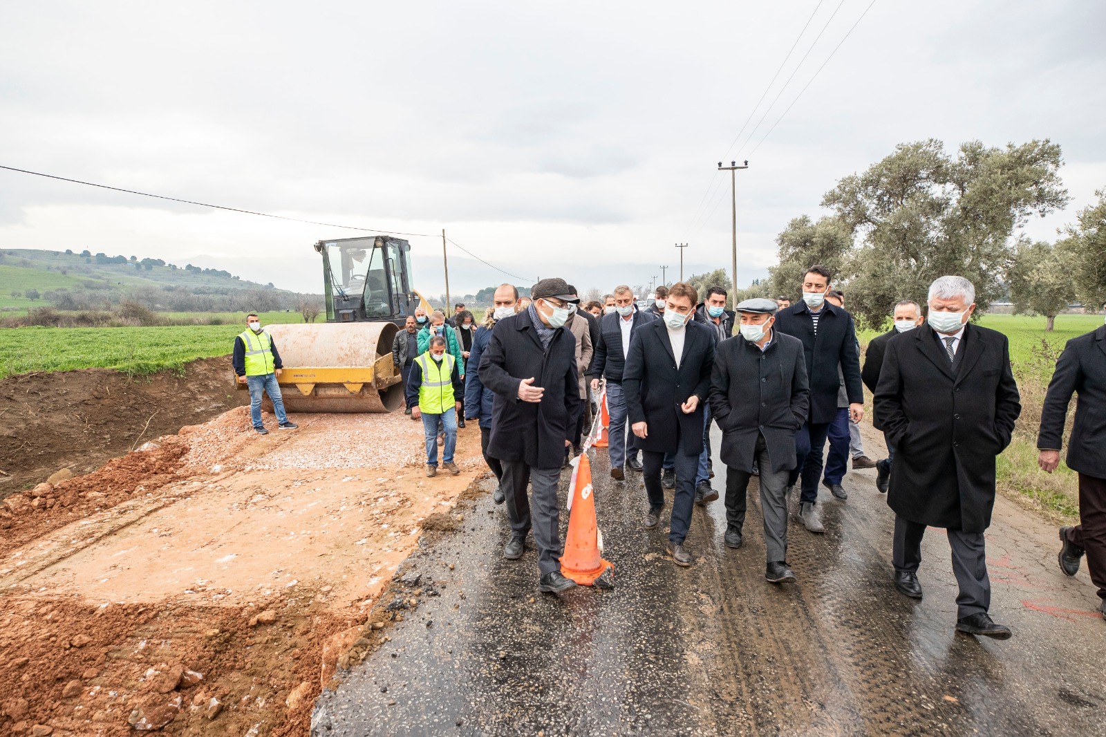 Soyer çifti pazar alışverişini Bayındır üreticisinden yaptı