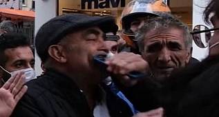 Telefonu ağzına soktu!