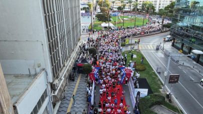 İzmir'de Uluslararası 9 Eylül İzmir Yarı Maratonu renkli görüntülere sahne oldu