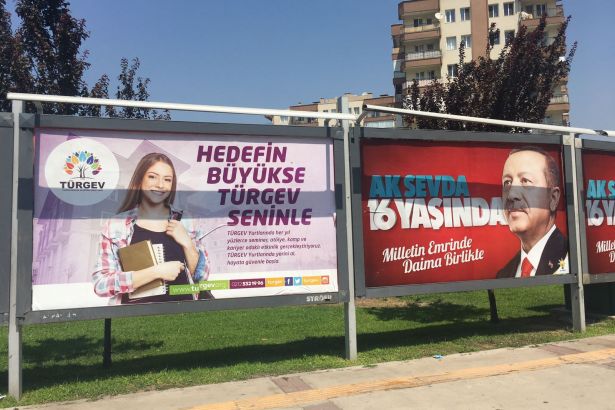 Bayraklı Baştan Aşağı Bilal ve Erdoğan Reklamlarıyla Doldu!