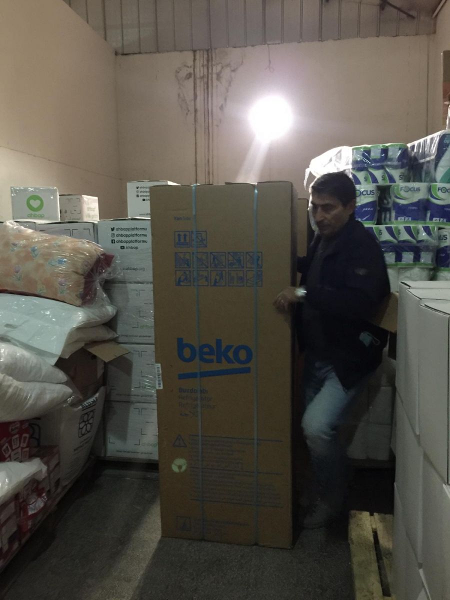 İyiliksever Başkan Yardımcısı depremzedeleri de yalnız bırakmadı