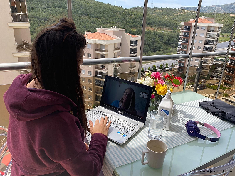 Bayraklı’da öğretmenlere ‘online ders’ eğitimi 2