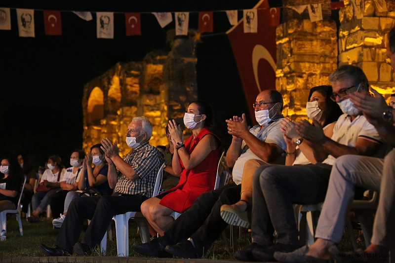 EFES SELÇUK'TA BARIŞ GÜVERCİNLERİ DENGİN CEYHAN'IN MELODİLERİ İLE UÇTU 1