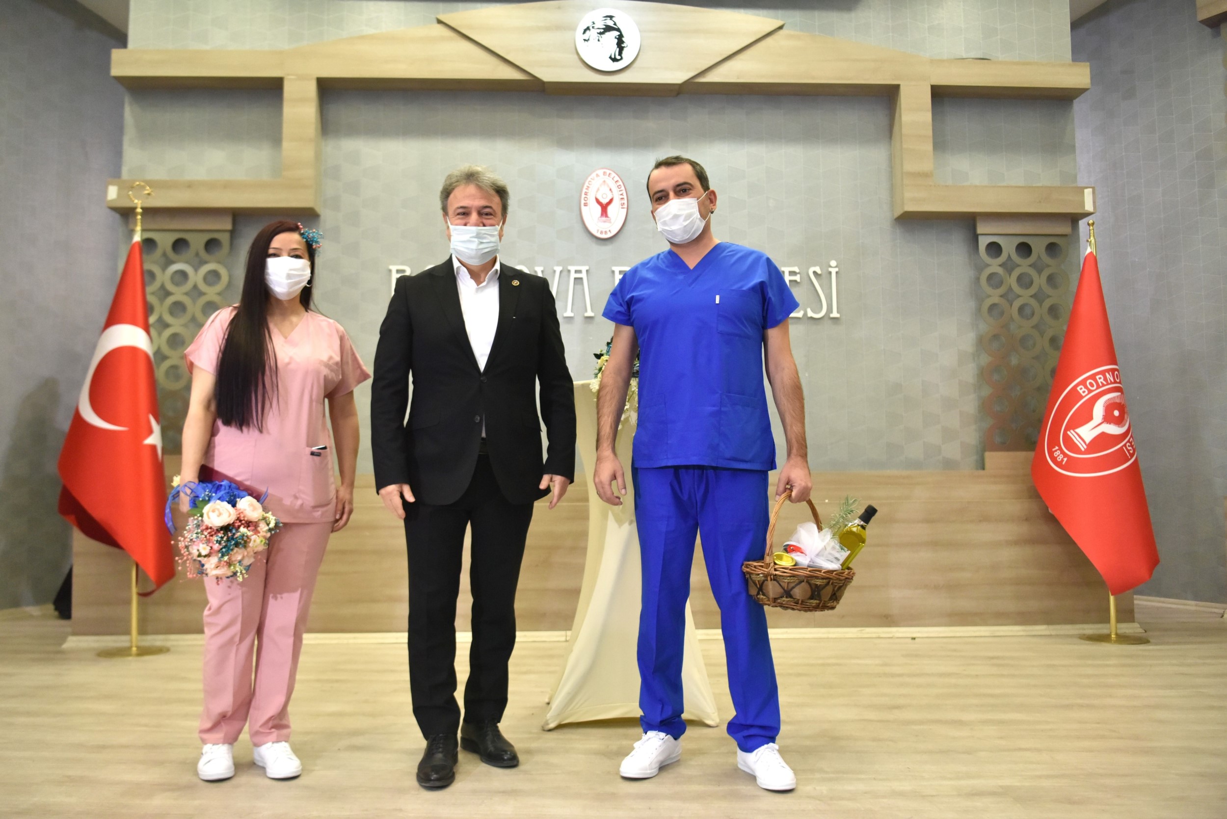 Doktor önlüğü gelinlik ve damatlık, ambulans gelin arabası oldu 1