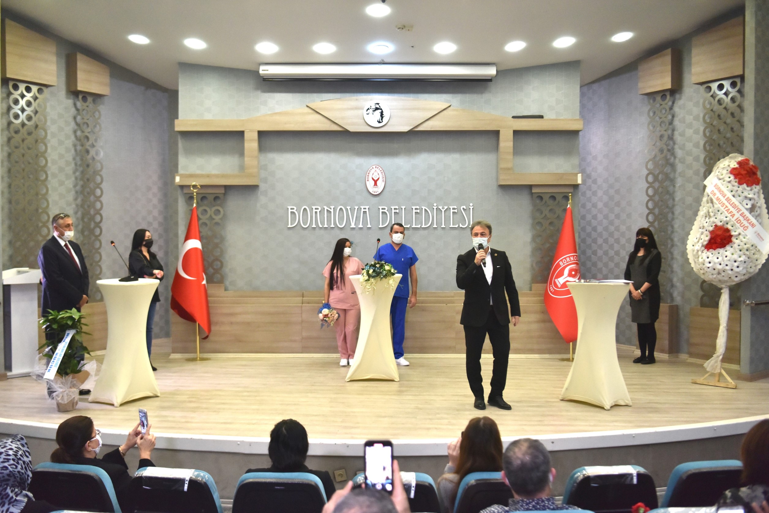 Doktor önlüğü gelinlik ve damatlık, ambulans gelin arabası oldu 2