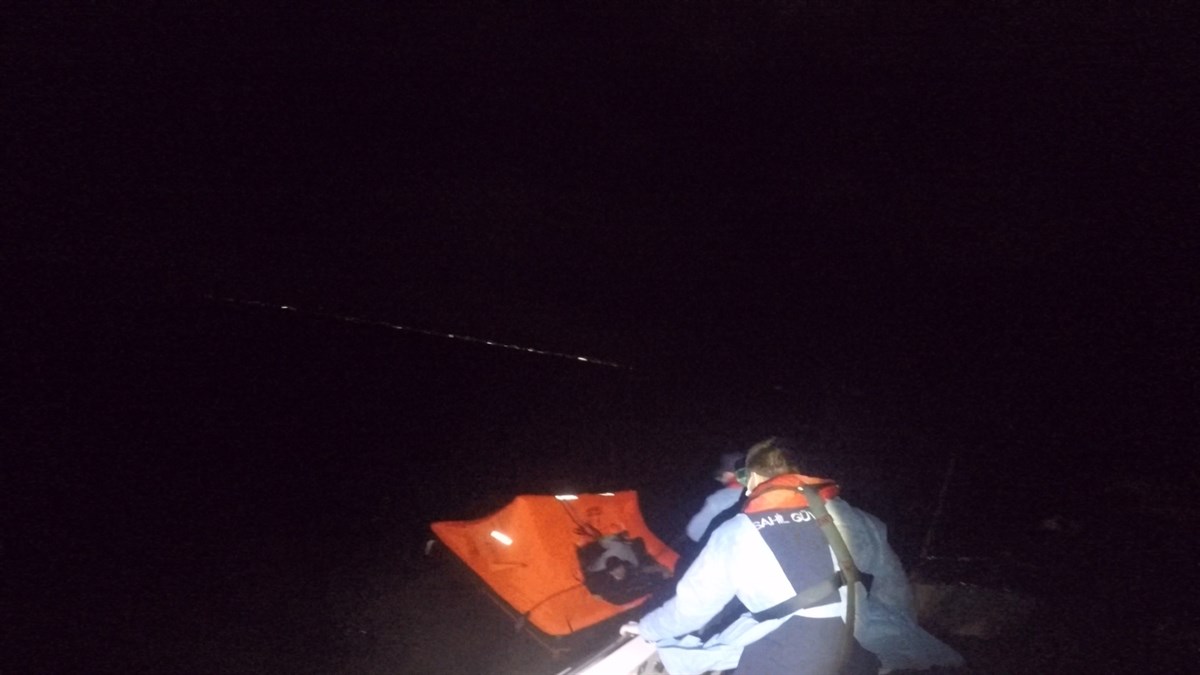 İzmir açıklarında Türk kara sularına itilen 48 sığınmacı kurtarıldı 2