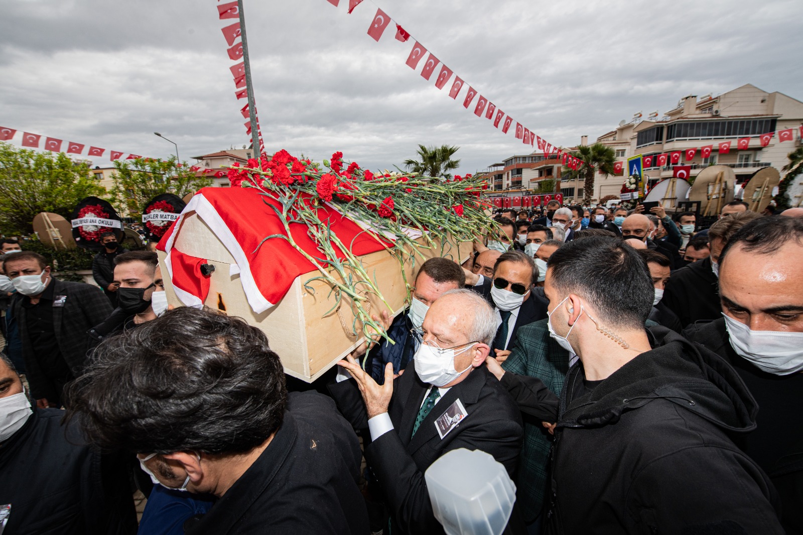 Torbalı Belediye Başkanı Uygur karanfillerle uğurlandı 1