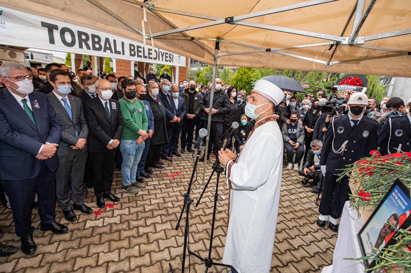 Torbalı Belediye Başkanı Uygur karanfillerle uğurlandı 2