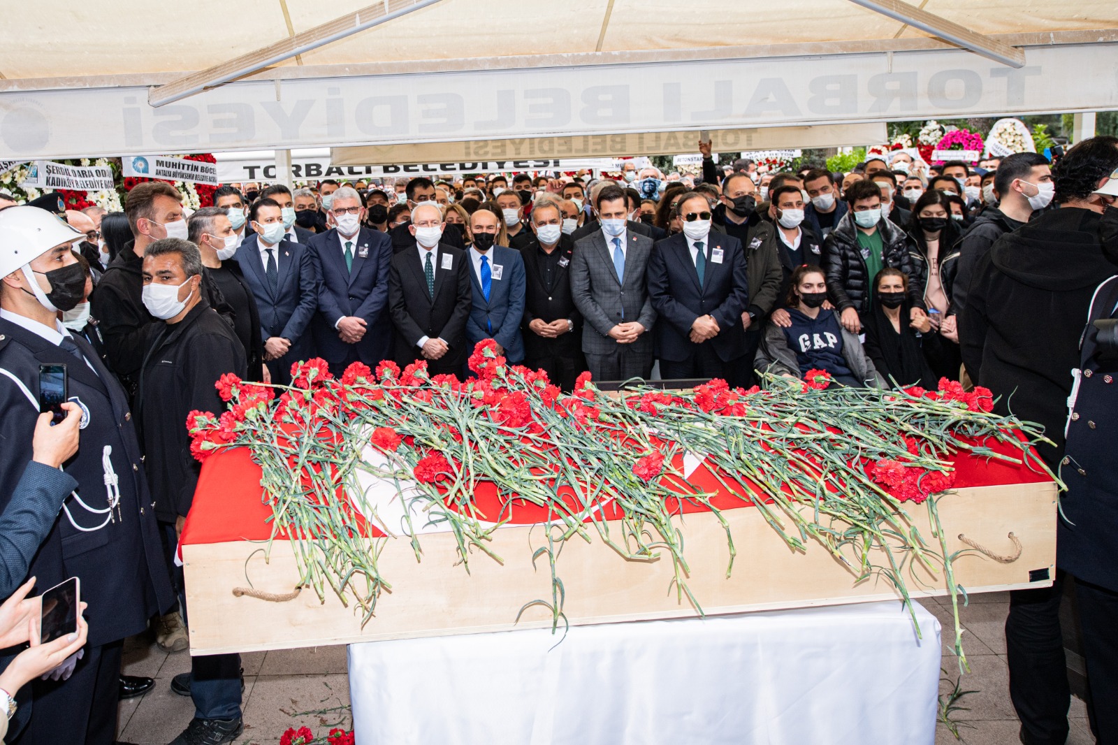 Torbalı Belediye Başkanı Uygur karanfillerle uğurlandı 3