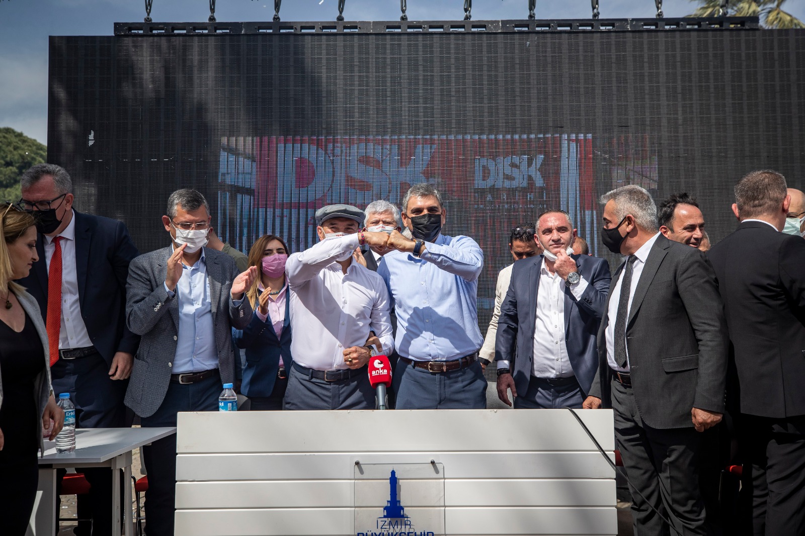 İzmir Büyükşehir Belediyesi çalışanları 1 Mayıs'ı toplu sözleşmeyle kutladı 1