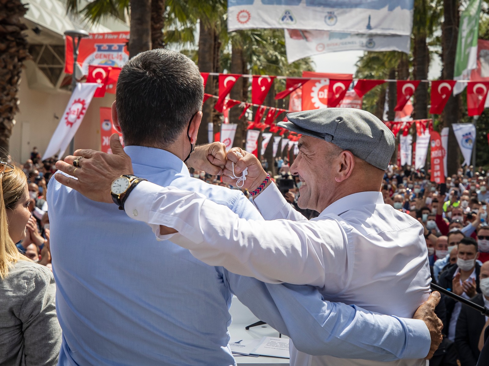 İzmir Büyükşehir Belediyesi çalışanları 1 Mayıs'ı toplu sözleşmeyle kutladı 2