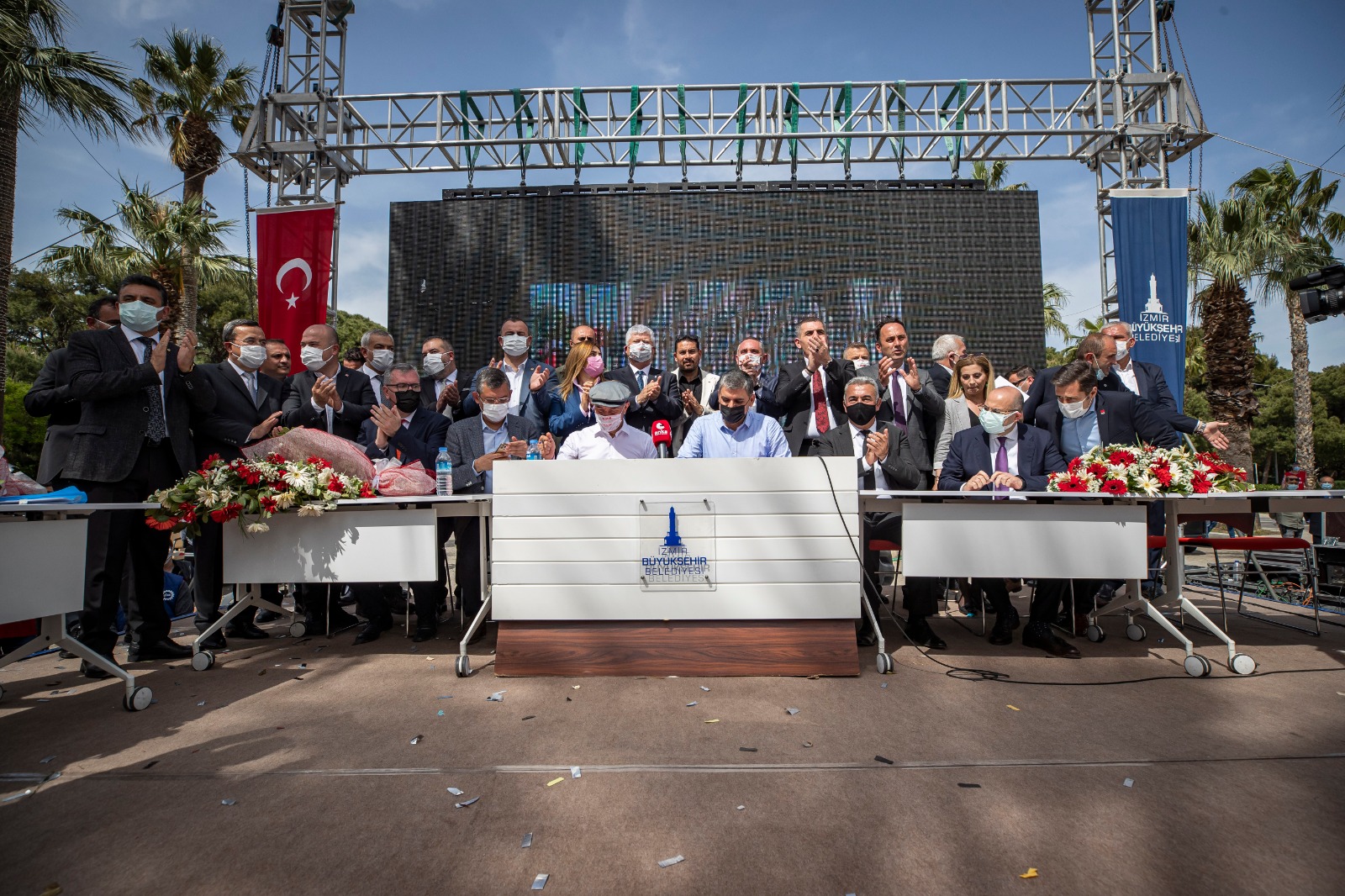 İzmir Büyükşehir Belediyesi çalışanları 1 Mayıs'ı toplu sözleşmeyle kutladı 5