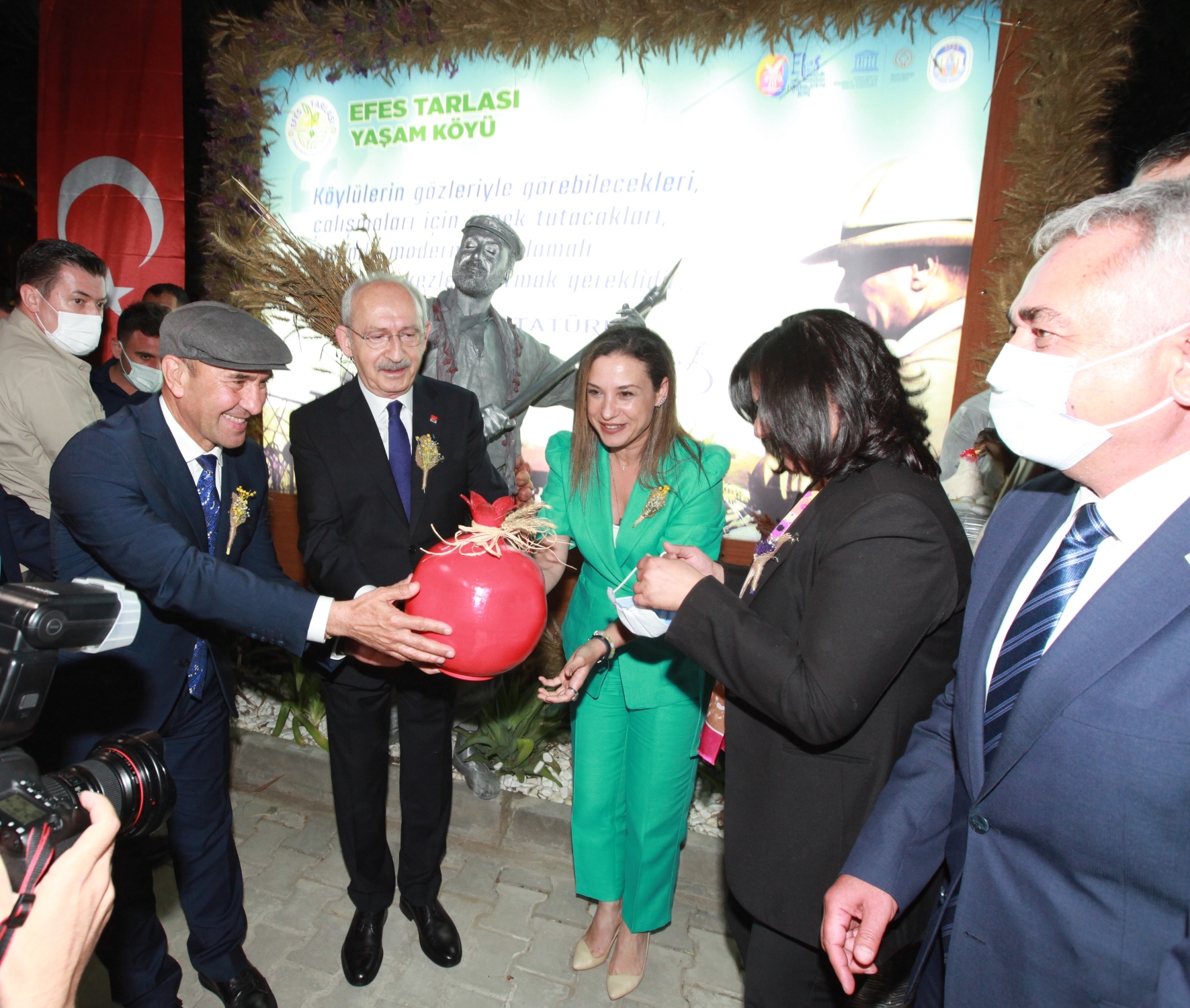 Efes Tarlası Yaşam Köyü’nde Meşale Yandı 4