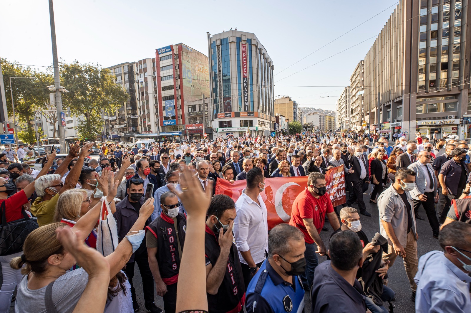 İzmirliler tek yürek oldu 1