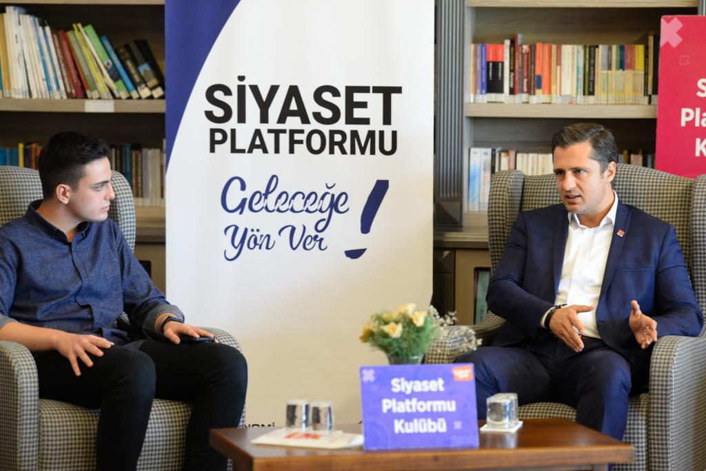 CHP İzmir İl Başkanı Deniz Yücel, üniversite gençliğiyle buluştu 1