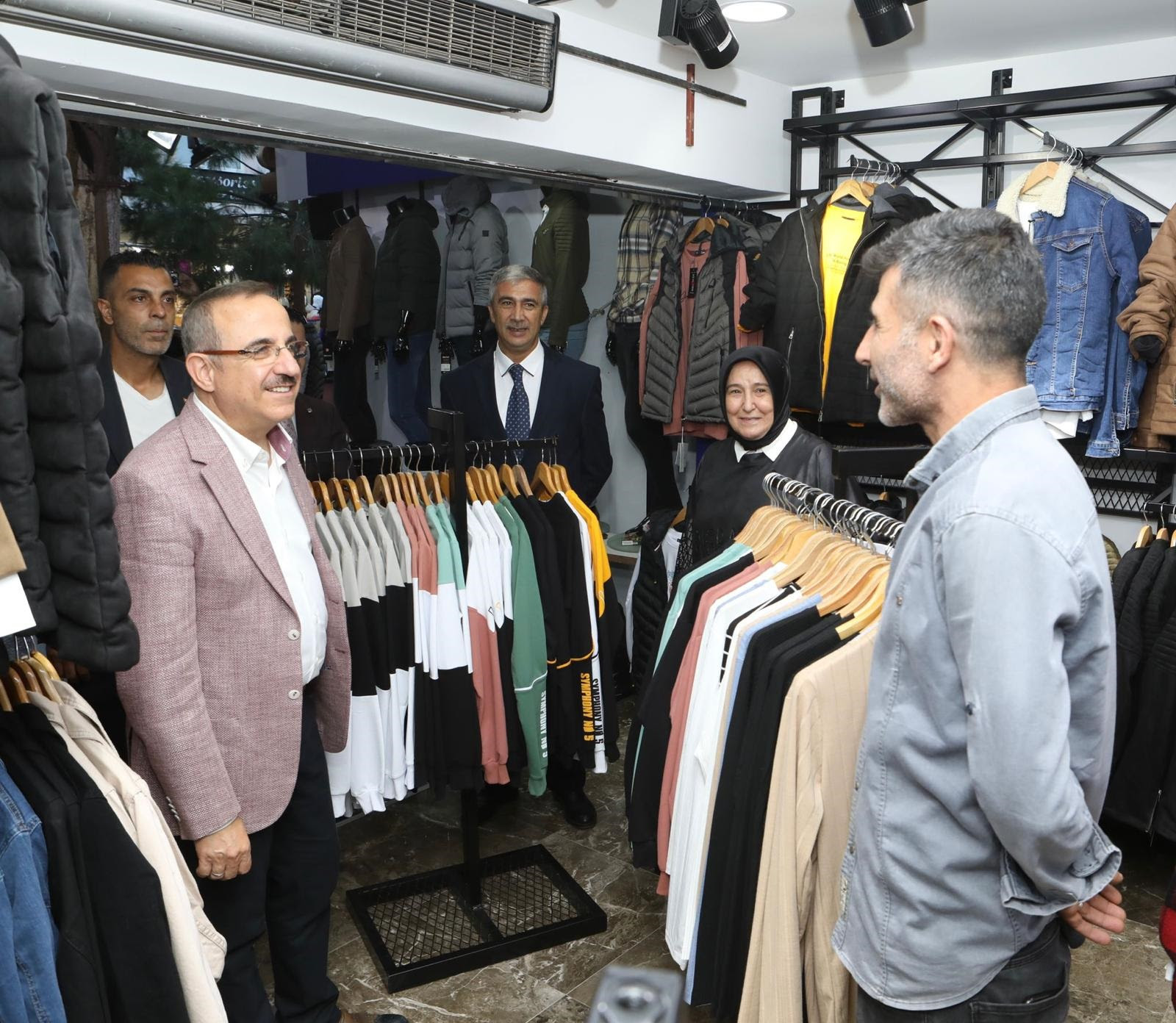 Sürekli;  “Yatırım ve hizmet rüzgârı bizimle esiyor!” 1