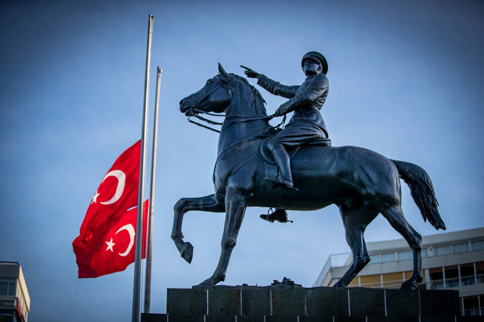 İzmir'de Ata'ya saygı için hayat durdu 1