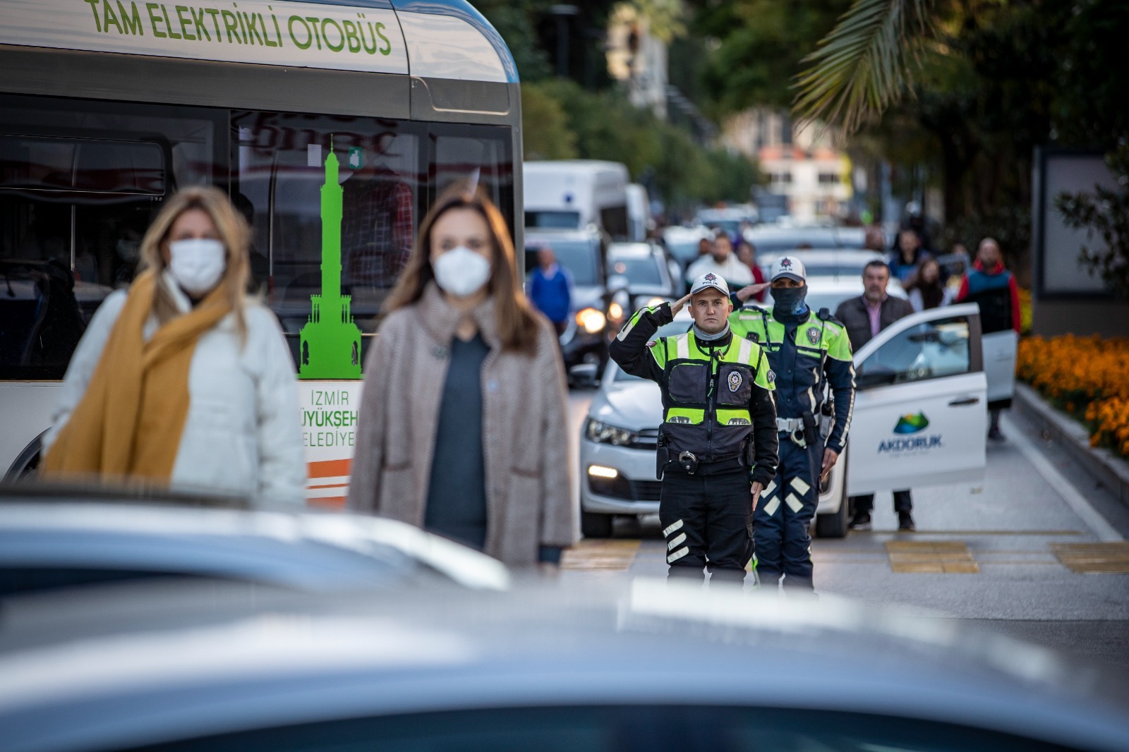İzmir'de Ata'ya saygı için hayat durdu 2