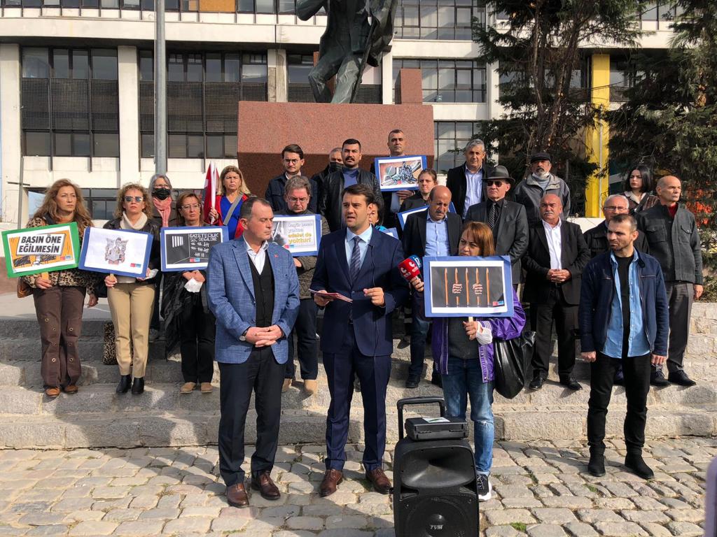 CHP Konak İlçe Başkanlığı Konak Meydanı'ndan haykırdı; "Basın Öne Eğilmesin" 2
