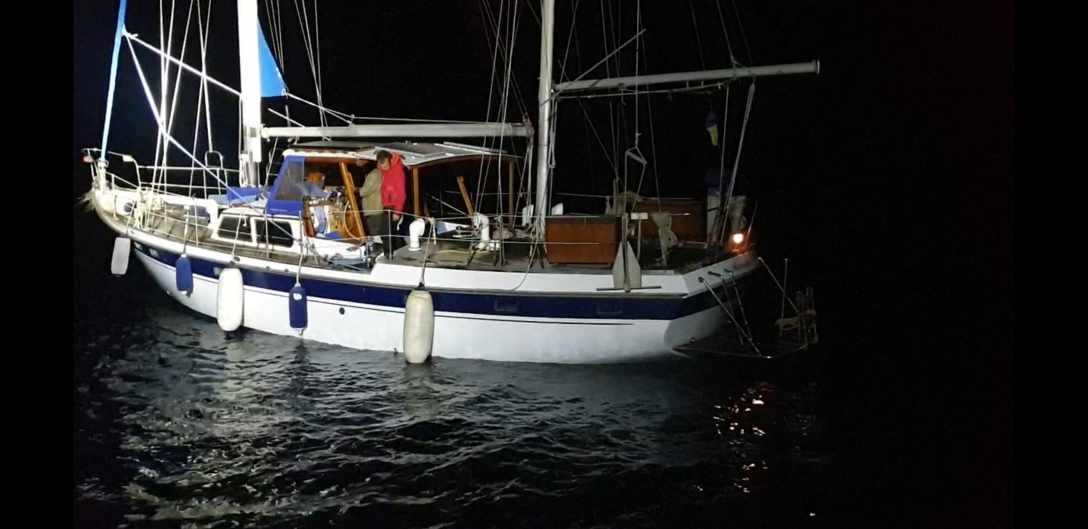 İzmir açıklarında 65 düzensiz Göçmen ve 3 Göçmen Kaçakçısı Şüphelisi yakalandı! 2