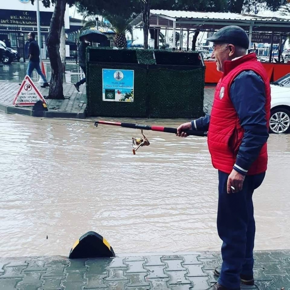 AK Parti Dikili İlçe Başkanı Şekerci,  "Vatandaş yollarda perişan, başkan arsa üretme peşinde" 8