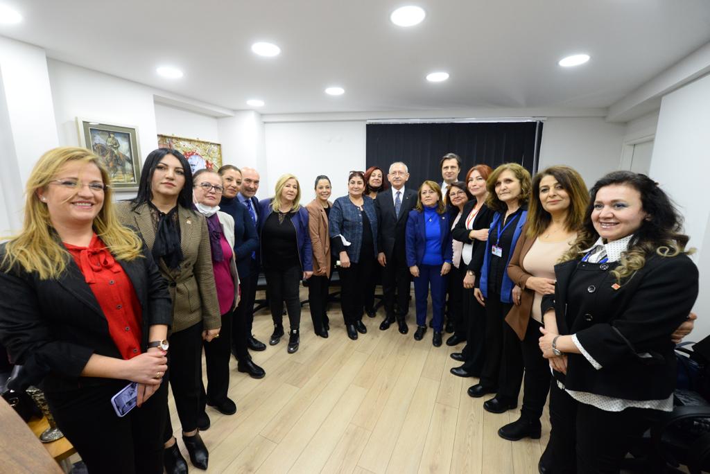 Kılıçdaroğlu, İzmir'de "13. Cumhurbaşkanı" pankartıyla karşılandı 1
