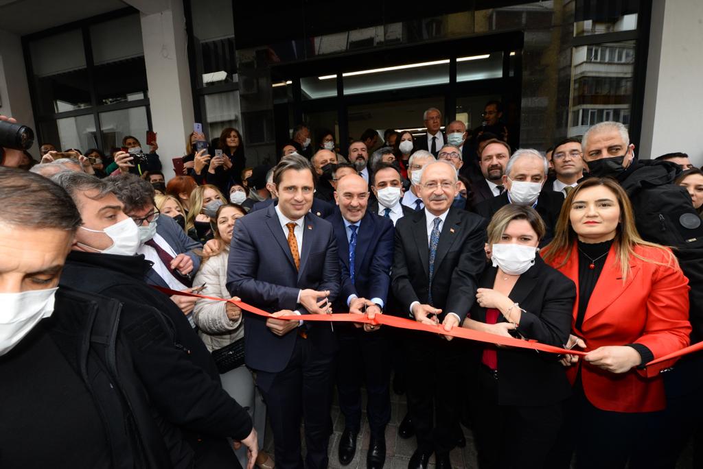 Kılıçdaroğlu, İzmir'de "13. Cumhurbaşkanı" pankartıyla karşılandı 3