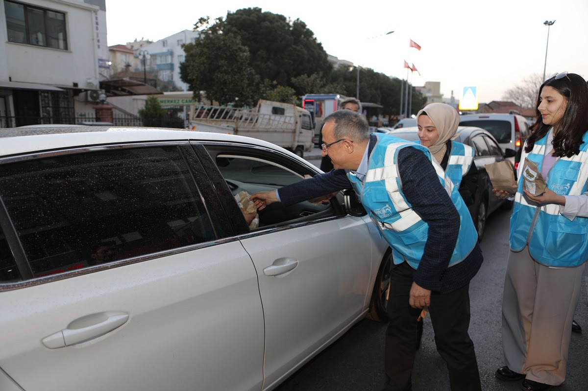 Teşkilatla karınca çalışması  AK Parti İzmir İl Başkanı Kerem Ali Sürekli;  “Paylaşmanın bereketi başka…” 1