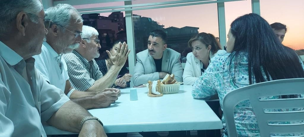 AK Parti İzmir ailesi, Cemevi’nde vatandaşlarla oruç açtı 1