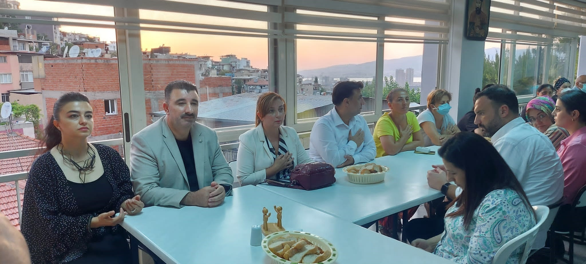 AK Parti İzmir ailesi, Cemevi’nde vatandaşlarla oruç açtı 2